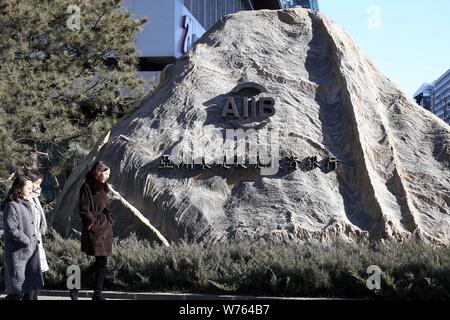 ---- Fußgänger vorbei an den Hauptsitz der Asiatischen Infrastruktur Investitionsbank (AIIB) in Peking, China, 11. Dezember 2017. Die asiatische Inf Stockfoto