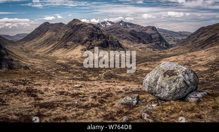 Auf der Suche Glencoe von den Hängen des Beinn a Chrulaiste in den schottischen Highlands Stockfoto