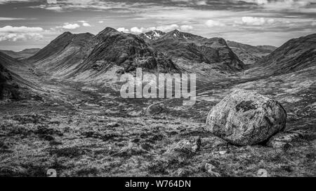 Auf der Suche Glencoe von den Hängen des Beinn a Chrulaiste in den schottischen Highlands Stockfoto