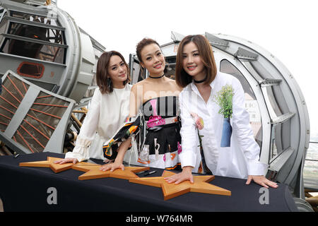 Hong Kong Sängerinnen und Schauspielerinnen, Charlene Choi, Gillian Chung, links, von Hong Kong Pop Duo Twins und Hong Kong Sängerin und Schauspielerin Joey Yung darstellen Stockfoto