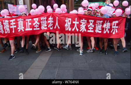 Spärlich bekleideten Menschen während einer Parade Weihnachten Santa Undie Run auf einer Straße in Ji'nan Stadt feiern, der ostchinesischen Provinz Shandong, 24. Dezember 2017 Stockfoto