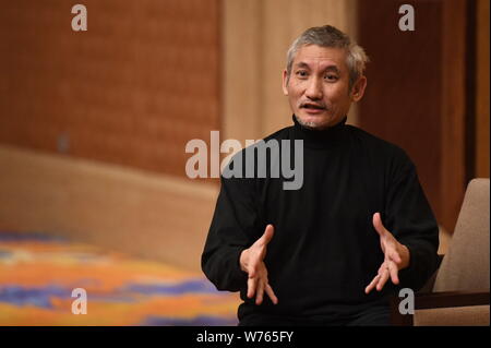 Hong Kong Regisseur Tsui Hark besucht eine Pressekonferenz für den neuen Film "Die tausend Gesichter der Dunjia" in Peking, China, 10. Dezember 2017. Stockfoto