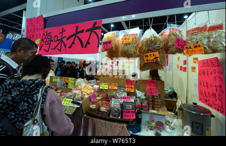 Einheimische und Ausländer besuchen den Stand der Aussteller aus verschiedenen Ländern während des 15 Hong Kong Food Festival an der Hong Kong Kloster Stockfoto