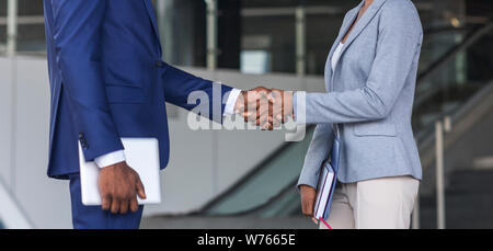 Nach einer erfolgreichen Tagung. African American Business Menschen die Hände schütteln im Freien Stockfoto