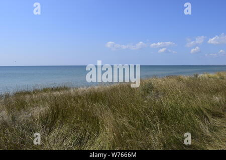 Die steilen Ufer des Meeres in der Steppe. Gras Landschaft in der Nähe der Marine in der Nähe Meer. Schöne Landschaft. Reisen Hintergrund. Stockfoto