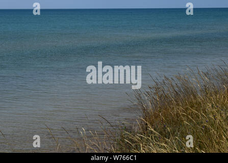 Die steilen Ufer des Meeres in der Steppe. Gras Landschaft in der Nähe der Marine in der Nähe Meer. Schöne Landschaft. Reisen Hintergrund. Stockfoto