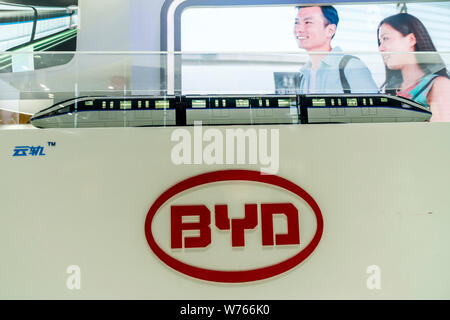 ---- Ein Monorail Bahn Modell der betitelt kyRail' ist auf dem Stand von elektrischen Automobilhersteller BYD während einer Ausstellung in Shanghai, China, 23 Novemb Stockfoto