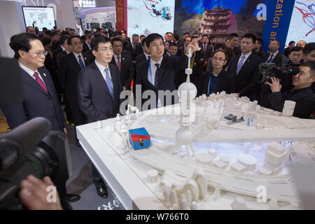 Robin Li Yanhong, Mitte, Vorsitzender und CEO von Baidu Inc., spricht auf dem Stand der Chinesischen Suchmaschine Baidu Unternehmen während der vierten Welt Internet Stockfoto