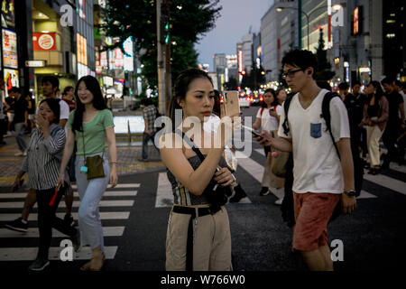 August 4, 2019, Tokyo, Japan: ein Reisender nimmt selfies am Shinjuku in Tokio.. Tokio ist Japans Hauptstadt und eine der bevölkerungsreichsten Metropolen der Welt. (Bild: © takahiro Yoshida/SOPA Bilder über ZUMA Draht) Stockfoto