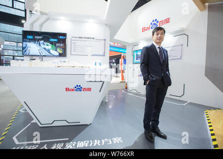 ---- Robin Li Yanhong, Vorsitzender und CEO von Baidu Inc., Posen für Fotos am Stand der Chinesischen Suchmaschine Baidu Unternehmen während der vierten Welt Stockfoto