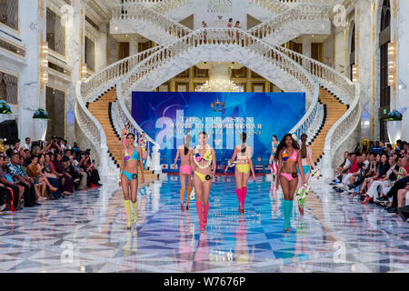 Kandidaten Anzeige Kreationen während des 11 asiatische Supermodel Contest im Imperial Palace in Saipan, Nördliche Marianen, 16. Dezember 2017. Ein t Stockfoto