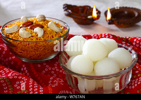 Rasgulla mit Imbiss in Schüssel Stockfoto