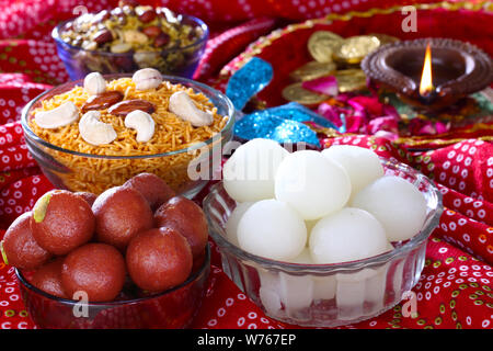 Dessert mit Imbiss in der Schüssel Stockfoto
