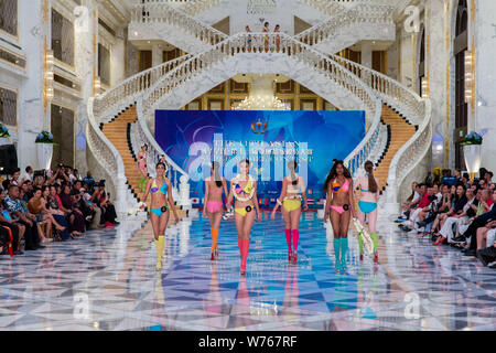 Kandidaten Anzeige Kreationen während des 11 asiatische Supermodel Contest im Imperial Palace in Saipan, Nördliche Marianen, 16. Dezember 2017. Ein t Stockfoto