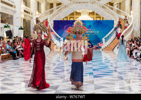 Kandidaten Anzeige Kreationen während des 11 asiatische Supermodel Contest im Imperial Palace in Saipan, Nördliche Marianen, 16. Dezember 2017. Ein t Stockfoto