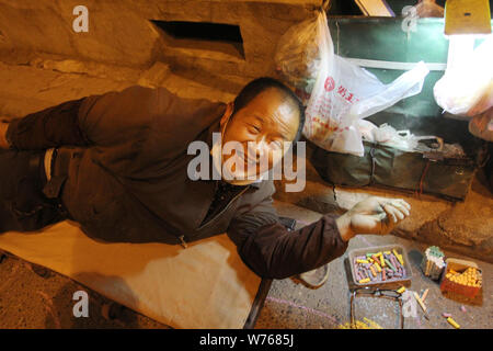 Eine behinderte Chinese Zeichnung einer Live - wie Tiger auf einem Bürgersteig Lächeln zu chinesischen Fußgänger in Wuhan City, Central China Provinz Hubei, 26 Novembe Stockfoto