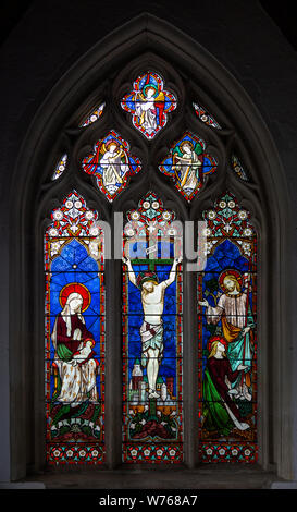 Glasfenster der Kreuzigung Kirche des Heiligen Johannes des Täufers, Pewsey, Wiltshire, England, UK 1861 von Hardman Stockfoto