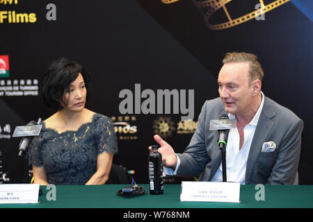 Die chinesisch-amerikanische Schauspielerin und Regisseurin Joan Chen, Links, und der britische Schriftsteller Lawrence Osborne besuchen eine Pressekonferenz für die 2. Internationale Stockfoto