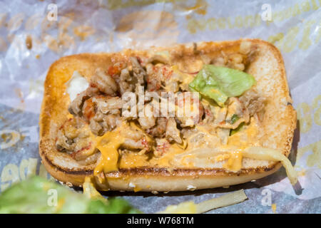 Ein flusskrebs Hähnchen Burger mit 13 Kräutern ist bei einem KFC Fastfood Restaurant von Yum Brands in Shanghai, China, 29. Dezember 2017 diente. Fas Stockfoto