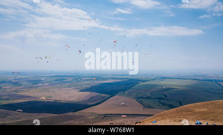 Paragliding Wettbewerbe. Gleitschirm Im Sommer Tag fliegen Stockfoto