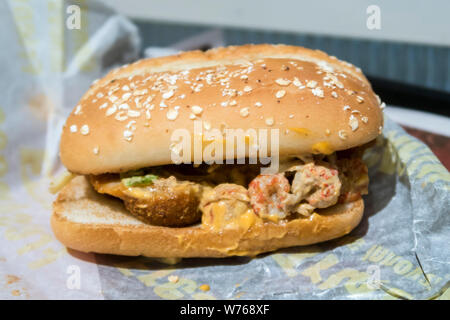 Ein flusskrebs Hähnchen Burger mit 13 Kräutern ist bei einem KFC Fastfood Restaurant von Yum Brands in Shanghai, China, 29. Dezember 2017 diente. Fas Stockfoto