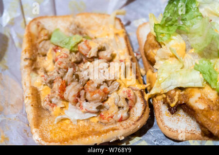 Ein flusskrebs Hähnchen Burger mit 13 Kräutern ist bei einem KFC Fastfood Restaurant von Yum Brands in Shanghai, China, 29. Dezember 2017 diente. Fas Stockfoto