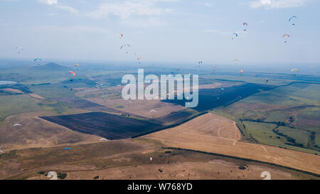 Paragliding Wettbewerbe. Gleitschirm Im Sommer Tag fliegen Stockfoto