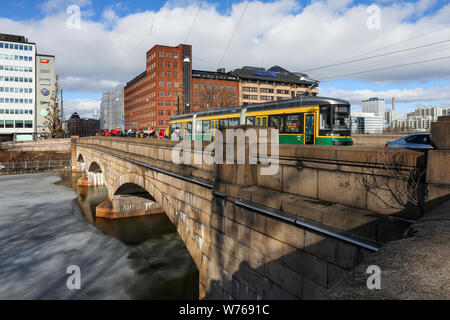 Moderne Straßenbahn (Linie 405) auf Linie 9 Kreuzung Brücke Pitkäsilta in Helsinki, Finnland Stockfoto