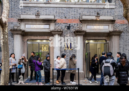 Kunden Warteschlange geschichteten Kuchen vor der zweiten Festland China Boutique von New York kuchen Marke Lady M an Xintiandi, eine touristische Attraktion zu kaufen Stockfoto