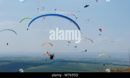 Paragliding Wettbewerbe. Gleitschirm Im Sommer Tag fliegen Stockfoto