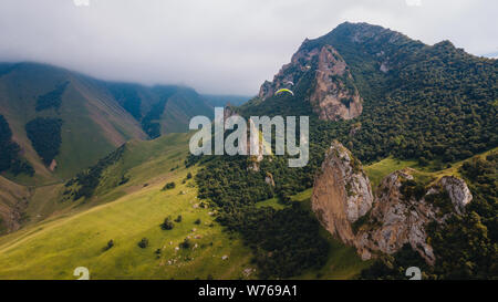 Paragliding Wettbewerbe. Gleitschirm Im Sommer Tag fliegen Stockfoto