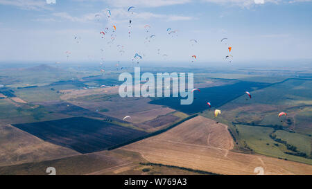 Paragliding Wettbewerbe. Gleitschirm Im Sommer Tag fliegen Stockfoto