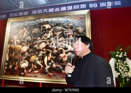 US-basierte der chinesische Künstler Li Zijian stellt den kreativen Prozess seiner Öl Gemälde "Nanjing Massaker', um Besucher auf Chinas 4. Nationalen Memori Stockfoto