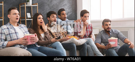 Multiethnischen friends Horrorfilm mit Popcorn zu Hause Stockfoto