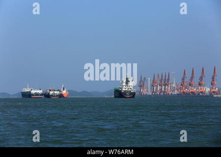 Frachtschiffe sind am Hafen in Qinzhou Qinzhou Stadt gesehen, der South China Guangxi Zhuang autonomen Region, vom 18. Dezember 2017. Der Durchsatz der Qinzho Stockfoto