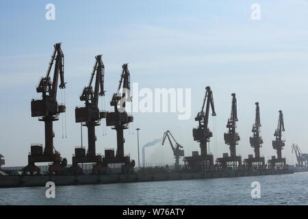 Kran Fahrzeuge sind am Hafen in Qinzhou Qinzhou Stadt gesehen, der South China Guangxi Zhuang autonomen Region, vom 18. Dezember 2017. Der Durchsatz von Qin Stockfoto