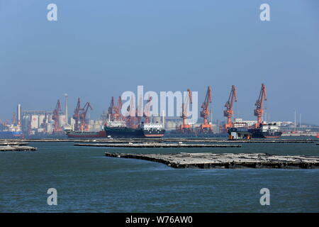 Frachtschiffe sind am Hafen in Qinzhou Qinzhou Stadt gesehen, der South China Guangxi Zhuang autonomen Region, vom 18. Dezember 2017. Der Durchsatz der Qinzho Stockfoto