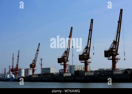 Kran Fahrzeuge sind am Hafen in Qinzhou Qinzhou Stadt gesehen, der South China Guangxi Zhuang autonomen Region, vom 18. Dezember 2017. Der Durchsatz von Qin Stockfoto