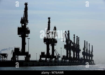 Kran Fahrzeuge sind am Hafen in Qinzhou Qinzhou Stadt gesehen, der South China Guangxi Zhuang autonomen Region, vom 18. Dezember 2017. Der Durchsatz von Qin Stockfoto