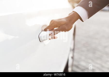 Hand am Griff. Männliche Hand in formale Öffnen der Fahrzeugtür Stockfoto