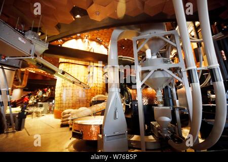 Innenansicht des weltweit größten Starbucks finden Rösterei in Shanghai, China, 6. Dezember 2017. Starbucks ist die Eröffnung einer neuen Fabrik in China. Stockfoto