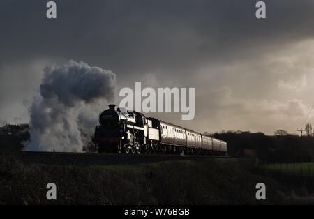 BR-Standard 4 mt-Nr. 76084 ist auf Grate an den East Lancashire Eisenbahn gesehen Stockfoto