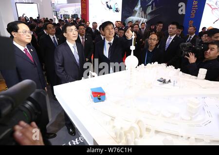 Robin Li Yanhong, Mitte, Vorsitzender und CEO von Baidu Inc., spricht auf dem Stand der Chinesischen Suchmaschine Baidu Unternehmen während der vierten Welt Internet Stockfoto