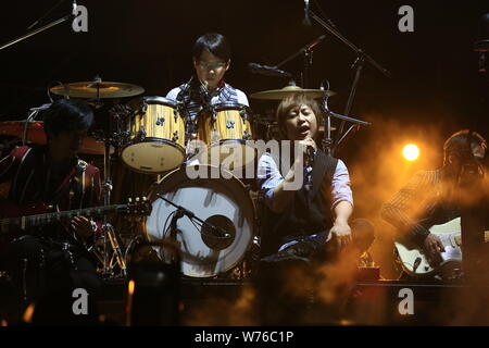 Mitglieder der taiwanesischen Rock Band Mayday am Leben Tour Konzert 2017 in Shanghai, China, 2. Dezember 2017 durchführen. Stockfoto