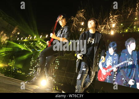 Mitglieder der taiwanesischen Rock Band Mayday am Leben Tour Konzert 2017 in Shanghai, China, 2. Dezember 2017 durchführen. Stockfoto