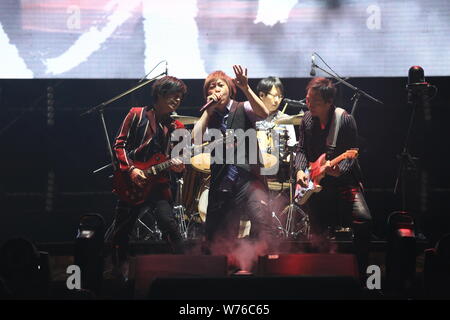 Mitglieder der taiwanesischen Rock Band Mayday am Leben Tour Konzert 2017 in Shanghai, China, 2. Dezember 2017 durchführen. Stockfoto