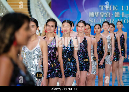 Kandidaten Anzeige Kreationen während des 11 asiatische Supermodel Contest im Imperial Palace in Saipan, Nördliche Marianen, 16. Dezember 2017. Ein t Stockfoto