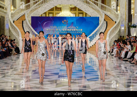 Kandidaten Anzeige Kreationen während des 11 asiatische Supermodel Contest im Imperial Palace in Saipan, Nördliche Marianen, 16. Dezember 2017. Ein t Stockfoto