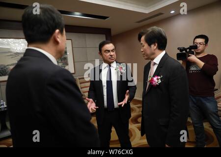 Carlos Ghosn, Vorstandsvorsitzender und CEO von Frankreich - auf der Grundlage von Renault, und Qi Yumin, rechts, Chief Executive Officer und President von Brilliance China Automot Stockfoto