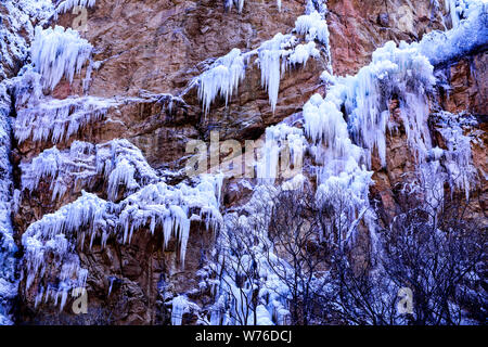Landschaft einer künstlichen Eisfall im Shenquan Schlucht Scenic Area, Mentougou District, Beijing, China, 5. Dezember 2017. Stockfoto